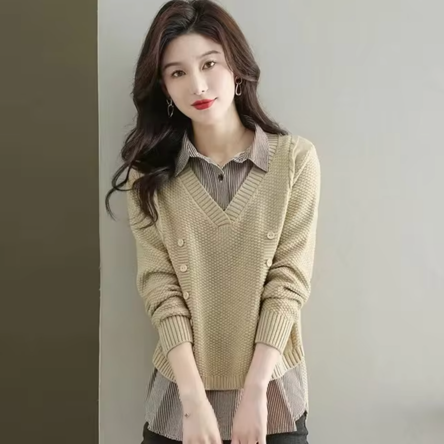 Minnie - Knitted V-neck Sweater with Collar