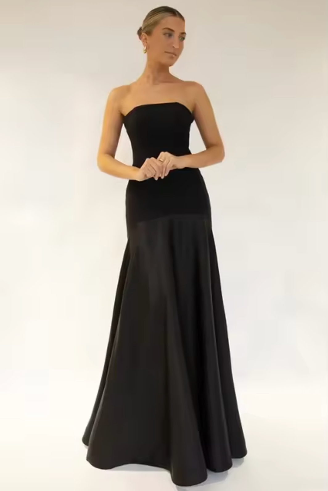 Charvi – Elegant Strapless Maxi Dress