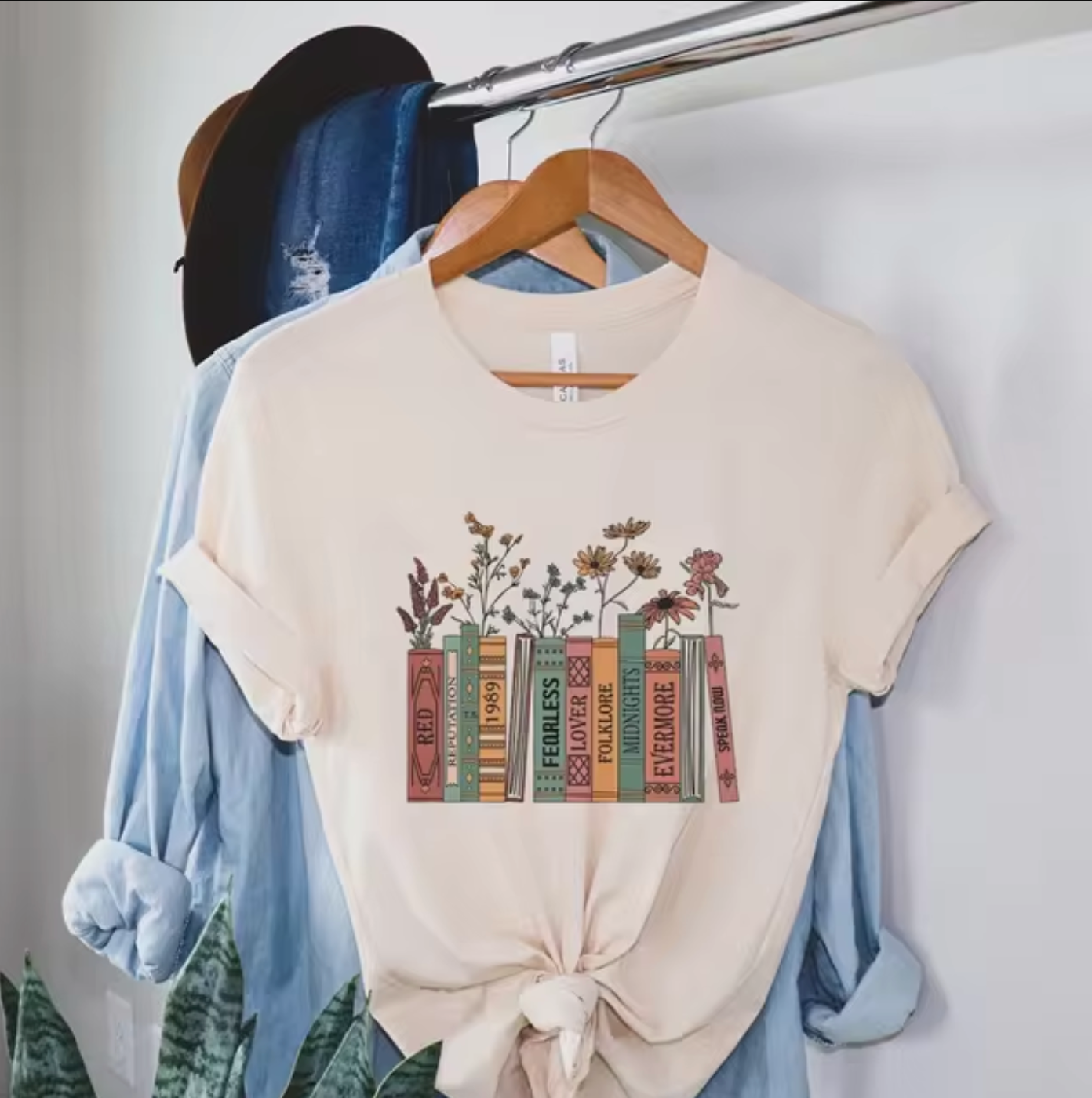 Deborah – T-shirt with Books and Flowers Print