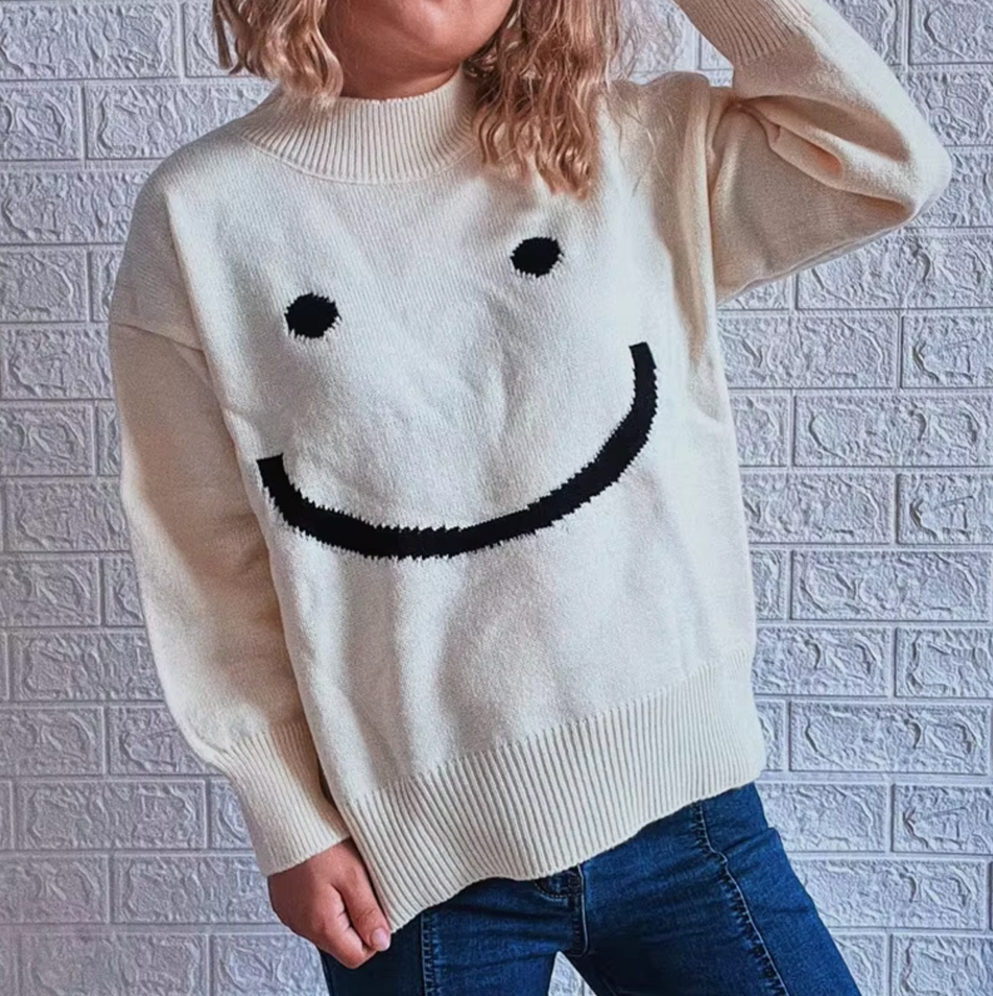 Mave – Knitted Sweater with Smiley Face