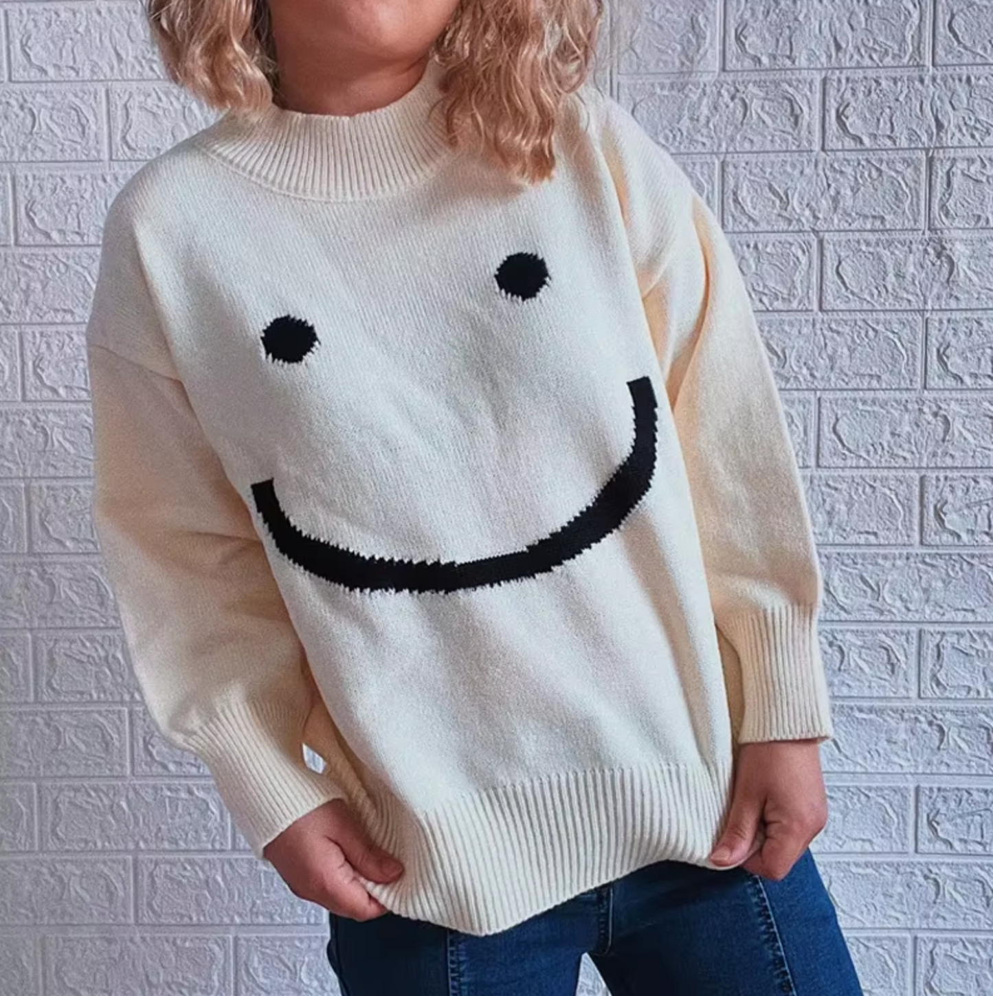 Mave – Knitted Sweater with Smiley Face